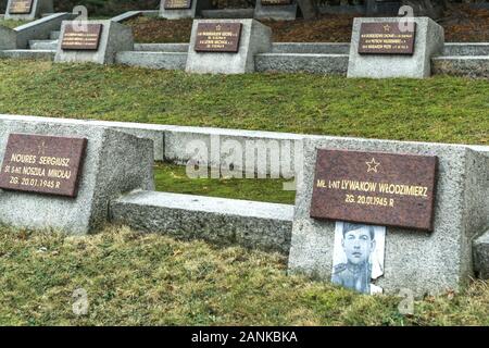 Warschau, Polen, 17. Januar 2020: Gräber auf dem sowjetischen Kriegsfriedhof-Mausoleum, die Soldaten der Roten Armee in der polnischen hauptstadt gewidmet sind Stockfoto