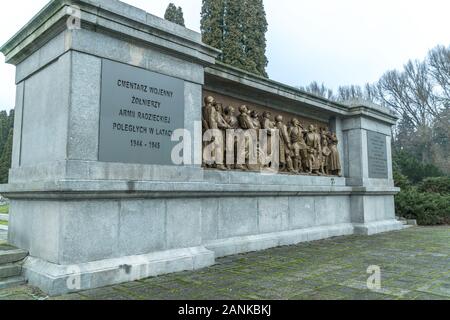 Warschau, Polen, 17. Januar 2020: Denkmal auf dem sowjetischen Kriegsfriedhof-Mausoleum für Soldaten der Roten Armee in der polnischen Hauptstadt. Stockfoto