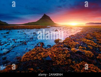 Abend Kirkjufell Vulkan der Küste der Halbinsel Snaefellsnes. Lage Kirkjufellsfoss. Typisch isländischen Landschaft. Einzigartiger Ort auf der Erde. Wunderbar Stockfoto