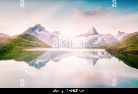 Atemberaubende Szene der verschneiten Felsmassiv. Wunderschönen Tag. Ort Bachalpsee in den Schweizer Alpen, Grindelwald, Berner Oberland, Europa. Wunderbar Stockfoto