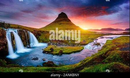 Kirkjufell Vulkan der Küste der Halbinsel Snaefellsnes. Malerische und schöne Szene. Lage Kirkjufellsfoss, Island, Sightseeing in Europa. Breatht Stockfoto