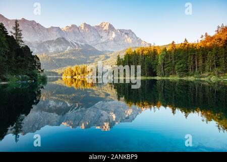 Malerische Umgebung in der Nähe von berühmten Eibsee. Schönen Tag herrliche Szene. Lage Resort Garmisch-Partenkirchen, Bayerische Alp, Sightseeing in Europa. O Stockfoto