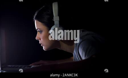 Schockiert Mädchen lesen Nachricht auf Laptop, Viren oder Hacker Angriff, spät in der Nacht Stockfoto
