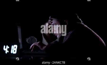 Selbständige lady leiden Influenza in der Nacht Schicht bedeckt mit Plaid arbeiten Stockfoto