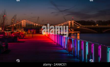 London, England, Großbritannien - 15. Januar 2020: Ewige Sundown-Installation von Mads Vegas mit Blick auf die Chelsea Bridge bei Sonnenuntergang am Battersea Power Station. Stockfoto