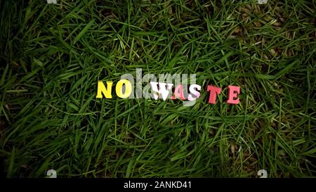 Kein Abfall Phrase auf grünem Gras, Umweltverschmutzung Problem, Natur speichern Stockfoto