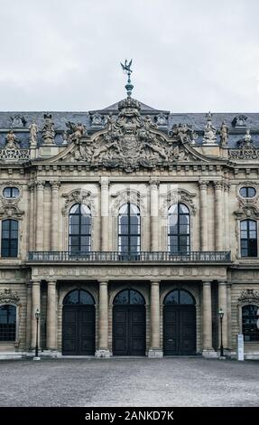 Vorderansicht des barocken Palast "Würzburger Residenz". Eine touristische Reise Standort in Würzburg, Deutschland. Früher Pfarrhaus von Napoleon, heute Teil Stockfoto