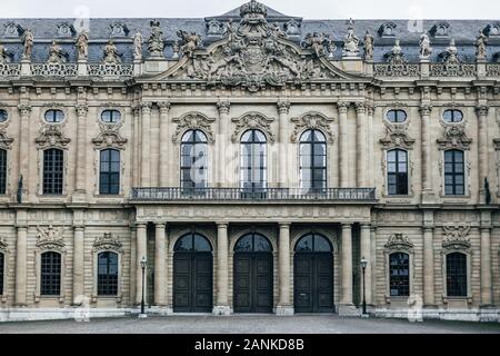 Vorderansicht des barocken Palast "Würzburger Residenz". Eine touristische Reise Standort in Würzburg, Deutschland. Früher Pfarrhaus von Napoleon, heute Teil Stockfoto