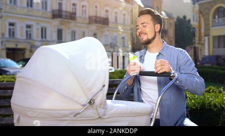 Vati holding Milchflasche, Baby und lächelnd, Elternschaft, Pflege der Verbindung Stockfoto