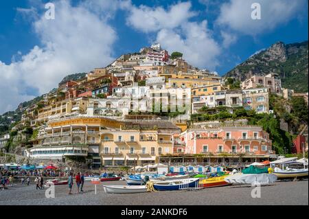 Die kleinen Fischer Boote in Positano Beach. Küste von Amalfi, Italien. Stockfoto