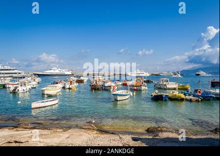 Fischerboote in Capri Marina. Die Insel Capri, beliebte italienische Reiseziel. Stockfoto