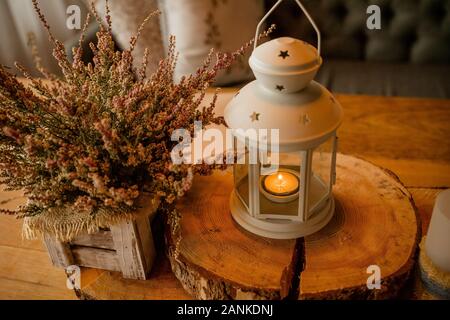 Rosa Heather im Topf, Geschenkbox mit Spitze Bow, Chrysantheme, Kerzen, vintage Fensterläden auf Hintergrund Stockfoto