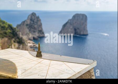 Die Insel Capri Aussichtspunkt mit alten Karte koordinieren und verschwommenes Faraglioni Felsen im Hintergrund. Küste von Amalfi, Italien. Stockfoto