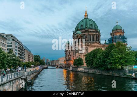 Atmosphäre am Abend, Berliner Dom am Ufer der Spree, Berlin, Deutschland Stockfoto