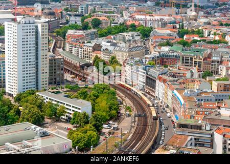 Blick auf die Gleise der S-Bahn und Hackescher Markt, Berlin-Mitte, Berlin, Deutschland Stockfoto