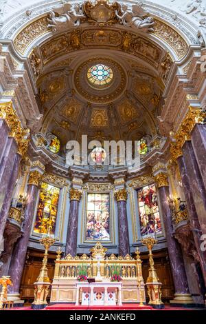 Innenansicht, Kanzel, Altar und Kuppel, Berliner Dom, Berlin, Deutschland Stockfoto