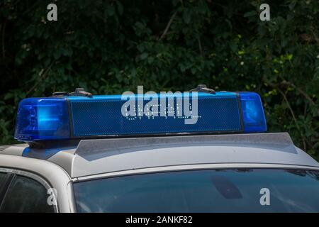 Nahaufnahme einer Dach- oder Bar auf dem Dach auf einem Polizeiauto mit der Inschrift in deutscher Sprache, der Unfall Unfall bedeutet Stockfoto