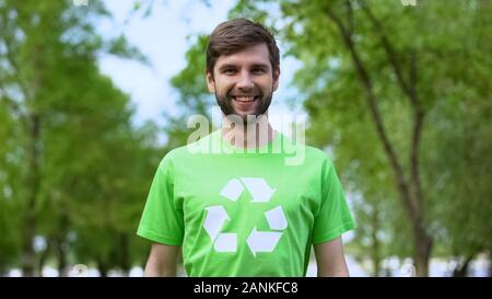 Junge eco Aktivist im Recycling Symbol t-shirt lächelnd Kamera, Wildlife care Stockfoto