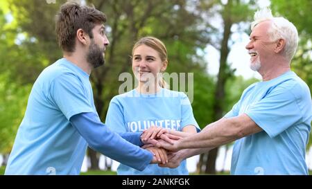 Freudige eco freiwillige Hände zusammen, Teamarbeit Zusammenarbeit Geste Stockfoto