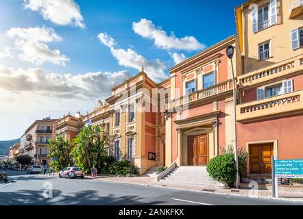 Das Amt für Tourismus und Regierungsgebäude in die farbenfrohe Altstadt von Menton, Frankreich, an der Französischen Riviera. Stockfoto