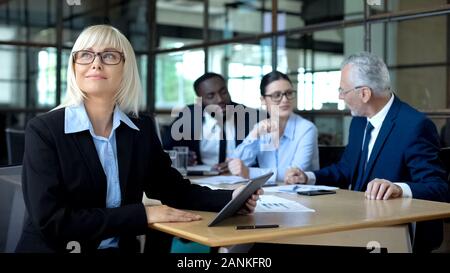 Happy business Frau träumt in Amt, Tablet, Erfolg inspiration Stockfoto