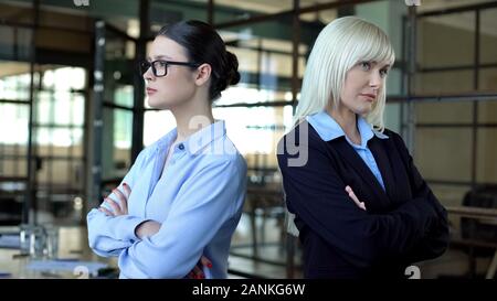 Zwei business Frauen Rücken an Rücken wütend suchen, Karriere Wettbewerb Stockfoto