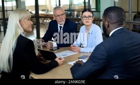 Mitarbeiter im Büro der Aushandlung im Tagungsraum, Business, Partnerschaft Stockfoto