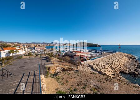 Puerto Deportivo Marina in Puerto de Mazarron, Murcia, Costa Calida, Spanien, EU. Von der Promenade am Mirador Cabezo De La Reya Observation Deck gesehen Stockfoto