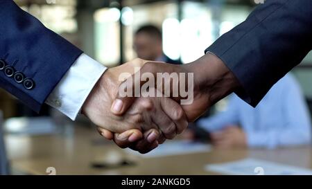 Business handshake close-up, Partner die Hände schütteln für die Vereinbarung der Genehmigung Stockfoto