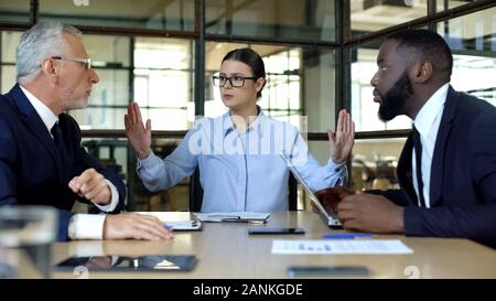 Weibliche manager Übersicht Stoppschild zu streiten Arbeiter Büro, Konfliktlösung Stockfoto