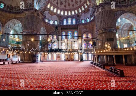 Istanbul, Türkei - 18 Aug, 2015: im Inneren der Blauen Moschee auch bekannt als Sultan Ahmed. Funktionsweise Moschee ist ein beliebtes Reiseziel Stockfoto