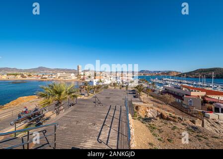 Puerto Deportivo Marina in Puerto de Mazarron, Murcia, Costa Calida, Spanien, EU. Von der Promenade am Mirador Cabezo De La Reya Observation Deck gesehen Stockfoto