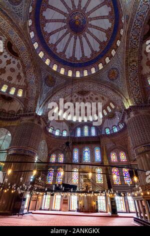 Istanbul, Türkei - 18 Aug, 2015: im Inneren der Blauen Moschee auch bekannt als Sultan Ahmed. Funktionsweise Moschee ist ein beliebtes Reiseziel Stockfoto