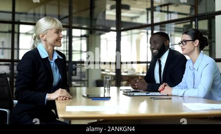 Blond business Frau an Partner lächelnd, Treffen im Büro, erfolgreiche Karriere Stockfoto