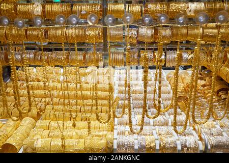 Dubai Gold Souk Markt Fenster mit Schmuck, Halsketten, Armbänder und Luxus Accessoires Stockfoto