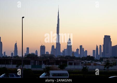 Skyline von Dubai mit Burj Dubai Wolkenkratzer bei Sonnenuntergang, klaren Himmel in Vereinigte Arabische Emirate