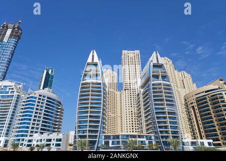 DUBAI, VEREINIGTE ARABISCHE EMIRATE - 23. NOVEMBER 2019: der Yachthafen von Dubai Wolkenkratzer an einem sonnigen Tag, Clear blue sky in Dubai Stockfoto