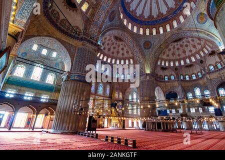 Istanbul, Türkei - 18 Aug, 2015: im Inneren der Blauen Moschee auch bekannt als Sultan Ahmed. Funktionsweise Moschee ist ein beliebtes Reiseziel Stockfoto