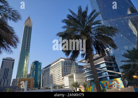 DUBAI, VEREINIGTE ARABISCHE EMIRATE - November 23, 2019: Dubai Financial District, modernen Wolkenkratzern und Palmen in den sonnigen Tag, blauer Himmel Stockfoto