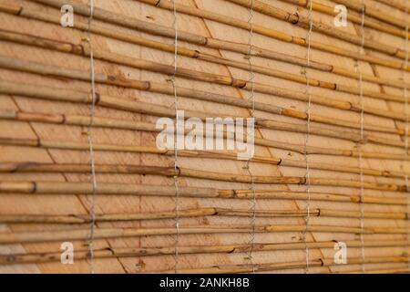 Feste reed Mats auf einer Holzwand für plastring die Wände mit Lehm und Sand - Begriff der Moderne und ökologische Architektur vorbereitet Stockfoto