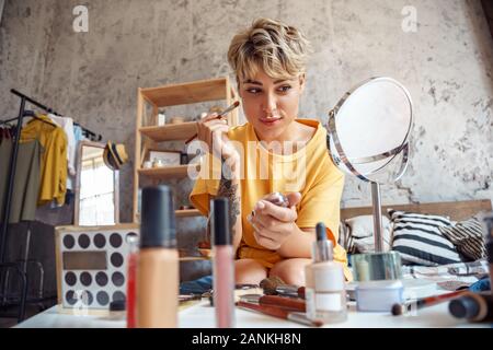 Junge erwachsene Frau Wahl Kosmetik für Make-up Stockfoto