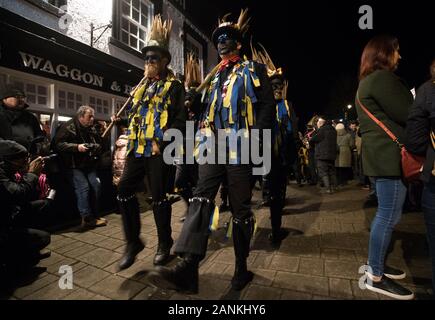 Mitglieder des Hakens Eagle Morris Dancers Tanz außerhalb der Wagen und Pferde Pub, bevor Sie sich im Vaughan Millennium Apple Orchard für einen 'Wassail" in Hartley Wintney, Hampshire. Stockfoto