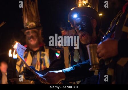 Mitglieder des Hakens Eagle Morris Dancers in der Vaughan Millennium Apple Orchard während einer "wassail" in Hartley Wintney, Hampshire. Stockfoto