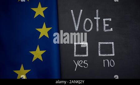 Fahne der Europäischen Union auf Hintergrund, "Nein" und "Ja" antworten in Abstimmung Referendum Stockfoto