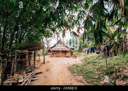 Die traditionellen laotischen Bambushütte in einem Dschungel Dorf in der Nähe von Nong Khiaw, Laos Stockfoto