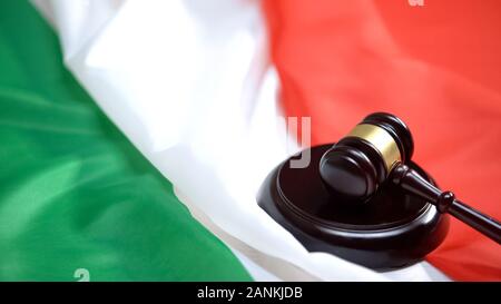 Hammer anschlagen auf soliden Block gegen die italienische Flagge, Ministerium Justiz, Behörde Stockfoto