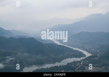 Panoramablick über Neblig Nam Ou Fluss in der Nähe von Nong Khiaw Dorf, Laos Stockfoto