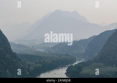 Panoramablick über Neblig Nam Ou Fluss in der Nähe von Nong Khiaw Dorf, Laos Stockfoto