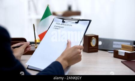 Botschaft zur Genehmigung der Mitarbeiter Visa Application, italienische Flagge auf Tisch, Regierung Stockfoto