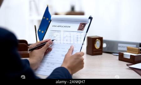 Botschaft Mitarbeiter Kontrolle Visa Application office, Fahne der Europäischen Union auf dem Tisch Stockfoto